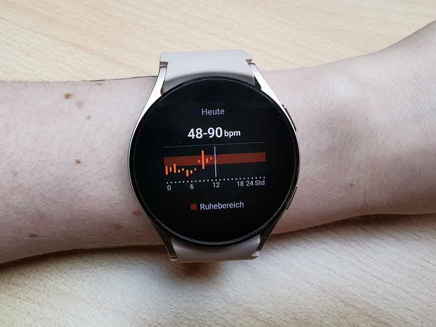 Man sieht den Tagesverlauf der Pulsmessung auf der Galaxy Watch 4.
